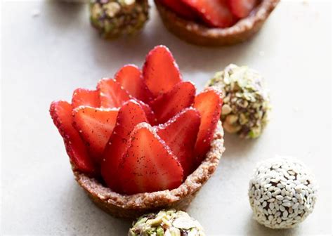 How many calories are in strawberry tarts with ginger nut crust - calories, carbs, nutrition