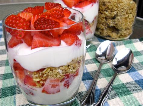 How many calories are in strawberry yogurt granola parfait - calories, carbs, nutrition