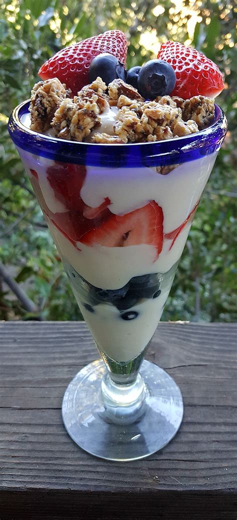 How many calories are in strawberry-blueberry yogurt parfait - calories, carbs, nutrition