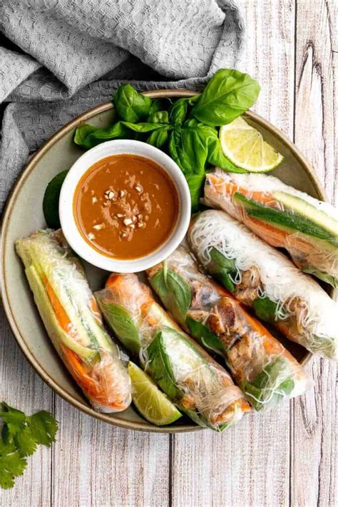 How many calories are in summer rolls lemongrass chicken with sauce & salad 2 rolls - calories, carbs, nutrition