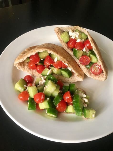 How many calories are in summer salad stuffed pita - calories, carbs, nutrition