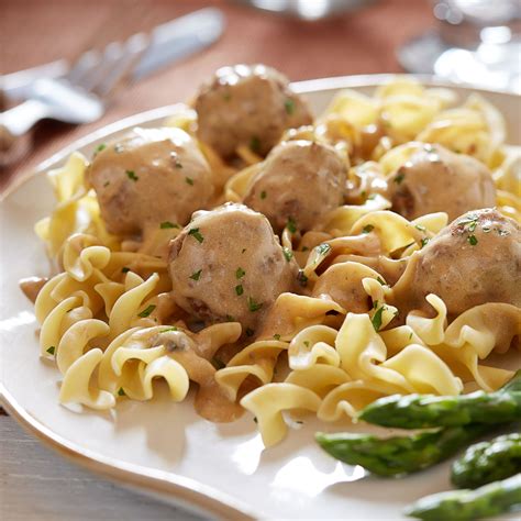 How many calories are in swedish meatballs over egg noodles with dinner roll and sour cream - calories, carbs, nutrition