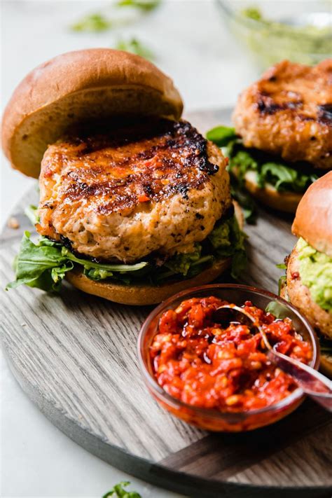 How many calories are in sweet caramelized onion chicken burger - calories, carbs, nutrition