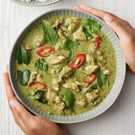 How many calories are in tender pieces of chicken cooked in an authentic thai green curry sauce - calories, carbs, nutrition