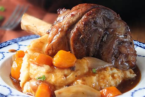 How many calories are in tender pieces of wexford lamb cooked in a light gravy with vegetables and potatoes - calories, carbs, nutrition