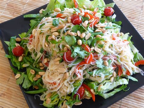 How many calories are in thai rice noodle salad with peanuts - calories, carbs, nutrition