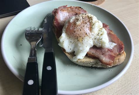 How many calories are in toast bacon poached egg - calories, carbs, nutrition