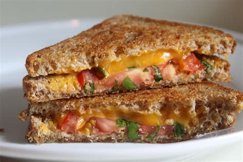 How many calories are in tomato basil grilled cheese - calories, carbs, nutrition