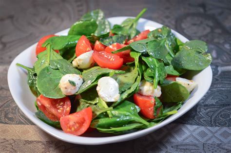 How many calories are in tomato spinach salad with pickled fennel - calories, carbs, nutrition