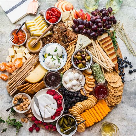 How many calories are in traditional cheese board - calories, carbs, nutrition