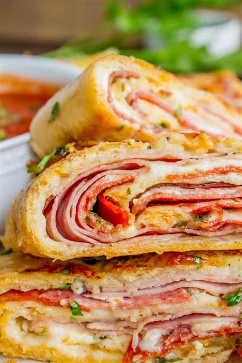 How many calories are in traditional stromboli - calories, carbs, nutrition