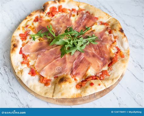 How many calories are in trattoria deli parma ham pizza - calories, carbs, nutrition