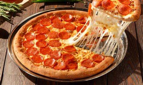 How many calories are in triple cheese and pepperoni pizza - calories, carbs, nutrition