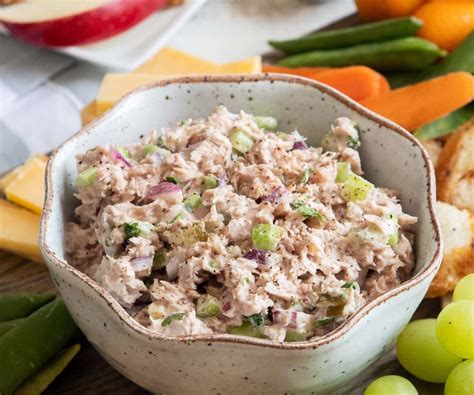 How many calories are in tuna garden salad - calories, carbs, nutrition