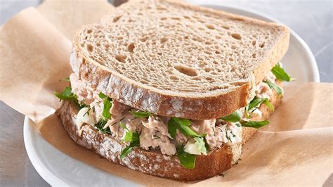 How many calories are in tuna salad sandwich on white bread - calories, carbs, nutrition