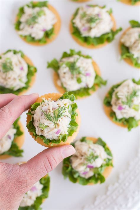 How many calories are in tuna salad with crackers - calories, carbs, nutrition