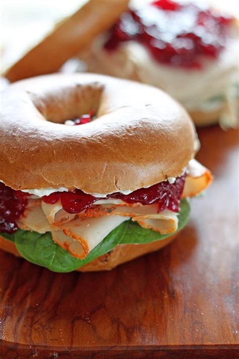 How many calories are in turkey cranberry bagel sandwich - calories, carbs, nutrition