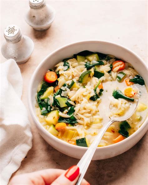 How many calories are in vegetable orzo soup - calories, carbs, nutrition