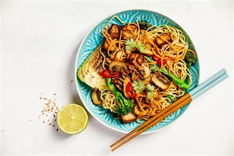 How many calories are in vegetable pad thai - calories, carbs, nutrition