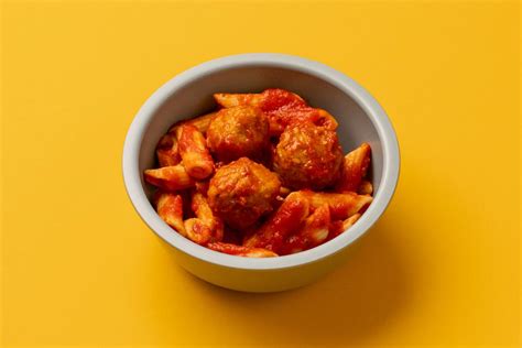 How many calories are in veggie meatballs in tomato sauce with penne pasta and vine tomato salad - calories, carbs, nutrition