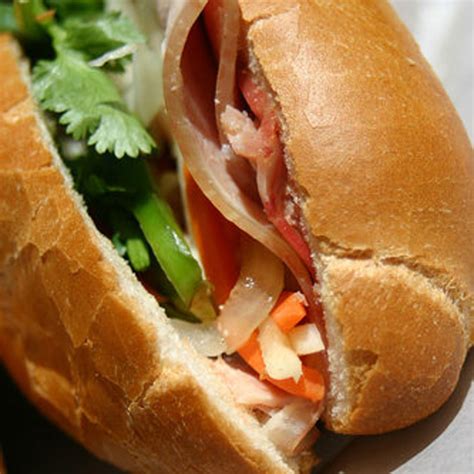 How many calories are in vietnamese pork banh mi sandwich - calories, carbs, nutrition