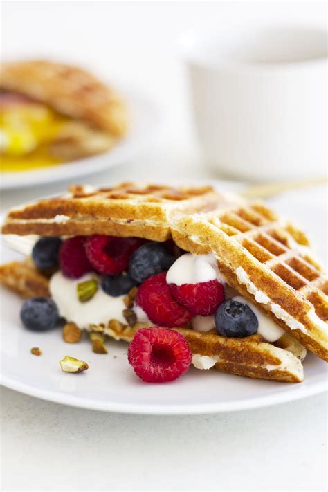 How many calories are in waffle breakfast sandwich - calories, carbs, nutrition