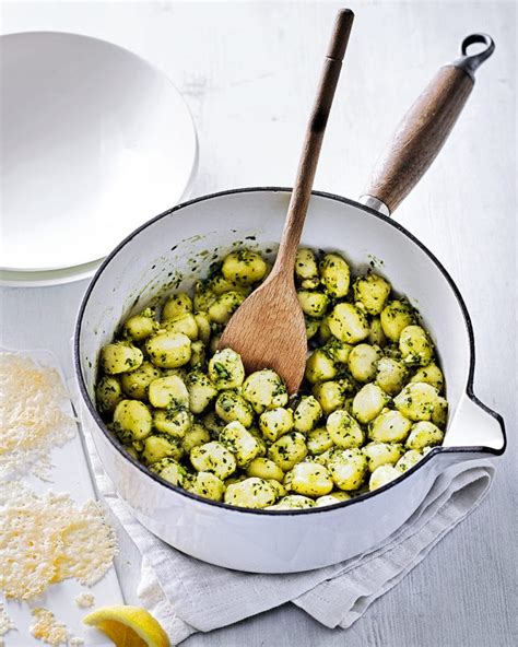 How many calories are in walnut and pinenut pesto gnocchi (39806.0) - calories, carbs, nutrition