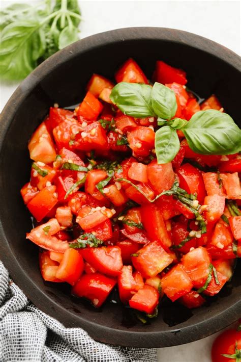 How many calories are in whole+sum tomato and basil salad - calories, carbs, nutrition