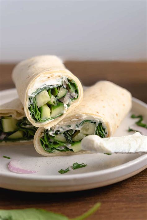 How many calories are in wrap mahammara feta & vegetables spinach tortilla - calories, carbs, nutrition