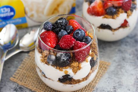 How many calories are in yogurt parfait 9 oz honey red berry greek vanilla - calories, carbs, nutrition