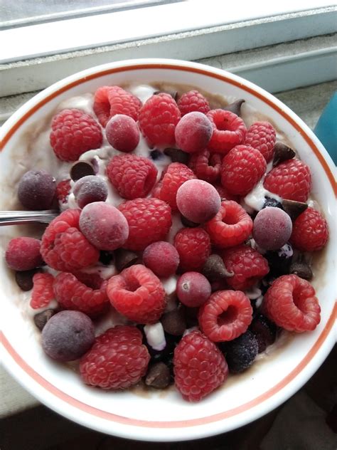 How many calories are in yogurt parfait raspberry choc chip - calories, carbs, nutrition