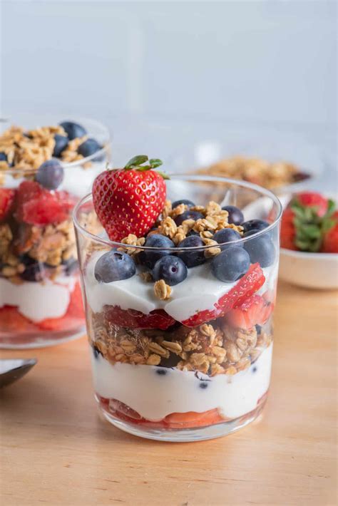 How many calories are in yogurt parfait with peaches and granola, large - calories, carbs, nutrition