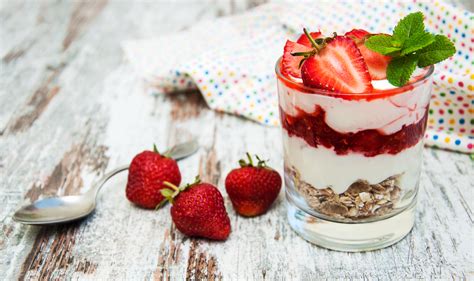 How many calories are in yogurt parfait with strawberries - calories, carbs, nutrition