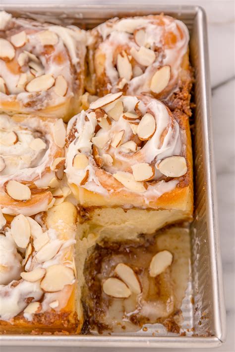 How many carbs are in almond cinnamon roll, with frosting - calories, carbs, nutrition