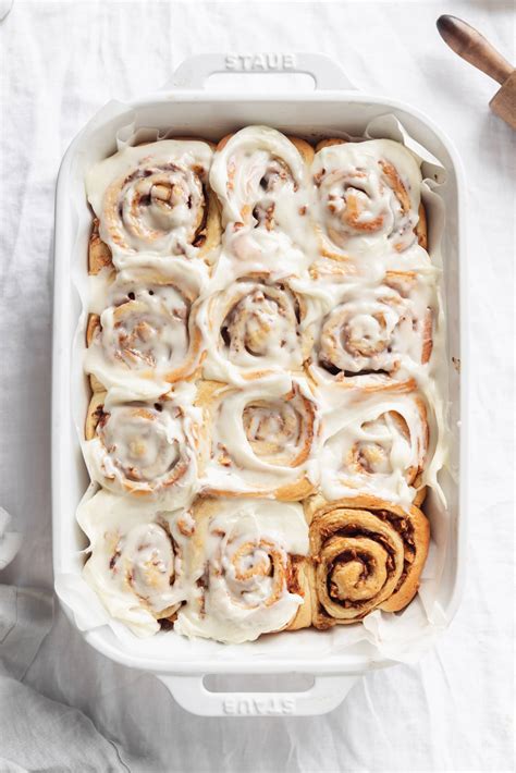 How many carbs are in apple cinnamon rolls - calories, carbs, nutrition