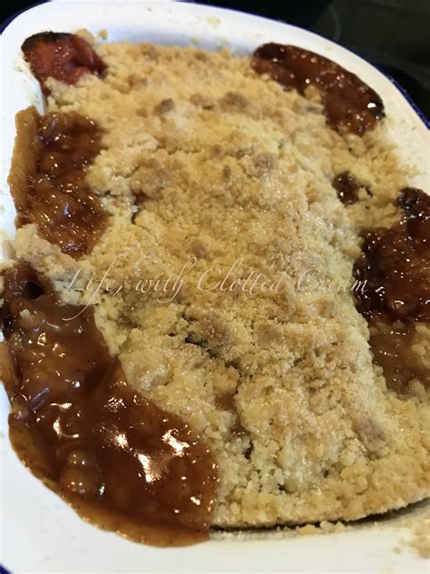 How many carbs are in apple crumble square with clotted cream - calories, carbs, nutrition