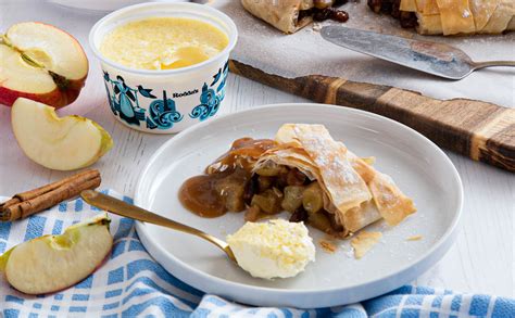 How many carbs are in apple strudel with caramel sauce - calories, carbs, nutrition