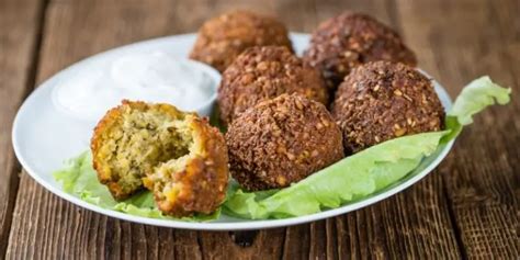 How many carbs are in aromatic falafel served in a toasted soft bun - calories, carbs, nutrition