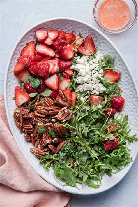 How many carbs are in arugula salad with feta, pecans strawberry vinaigrette - calories, carbs, nutrition