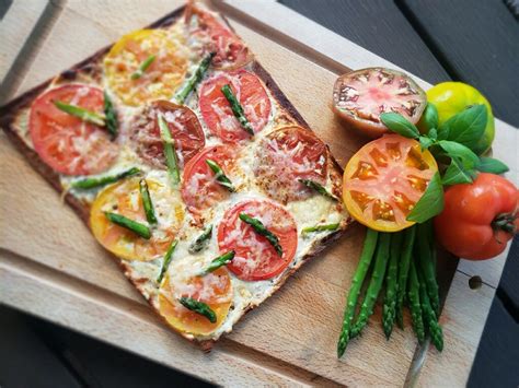 How many carbs are in asparagus, mushroom and cheese flatbread - calories, carbs, nutrition