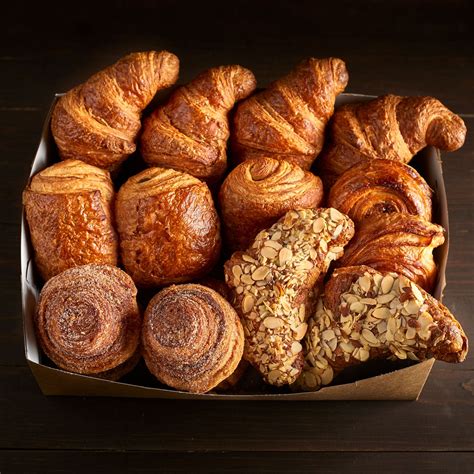 How many carbs are in assorted breakfast pastries - calories, carbs, nutrition