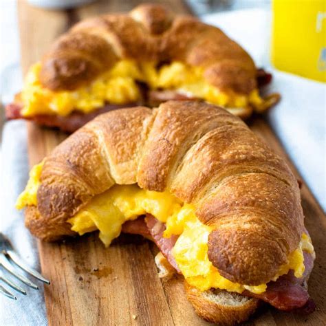 How many carbs are in bacon, egg and cheese croissant - calories, carbs, nutrition