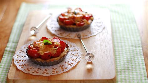 How many carbs are in bacon and cherry tomato tart - calories, carbs, nutrition