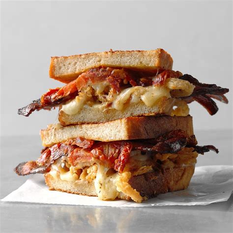 How many carbs are in bacon and tomato grilled cheese sandwich - calories, carbs, nutrition