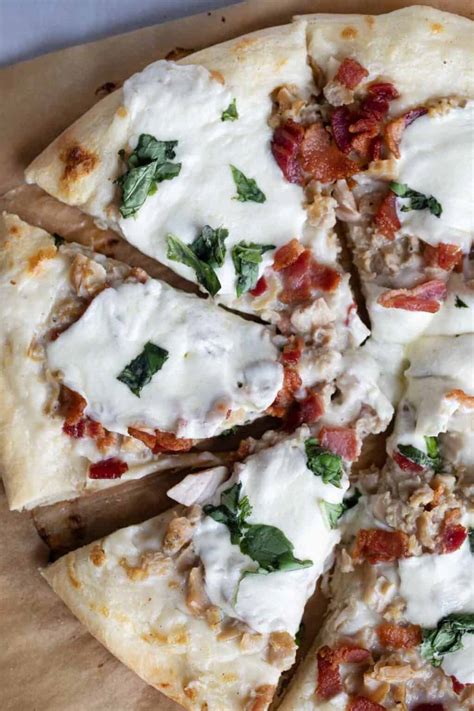 How many carbs are in bacon clam pizza (32589.9) - calories, carbs, nutrition