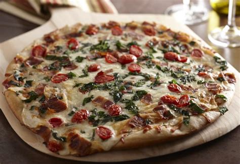 How many carbs are in bacon spinach alfredo pizza - calories, carbs, nutrition