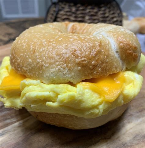 How many carbs are in bagel w/ egg, cheese & turkey sausage - calories, carbs, nutrition