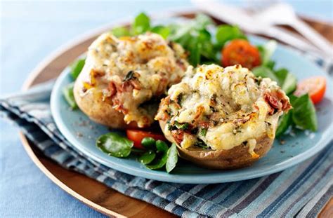 How many carbs are in baked jacket potato with tuna - calories, carbs, nutrition