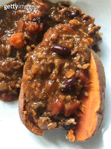 How many carbs are in baked potato with minced beef and tomato ragu - calories, carbs, nutrition