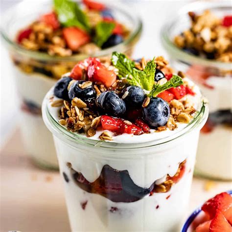 How many carbs are in banana and honey yogurt parfait - calories, carbs, nutrition